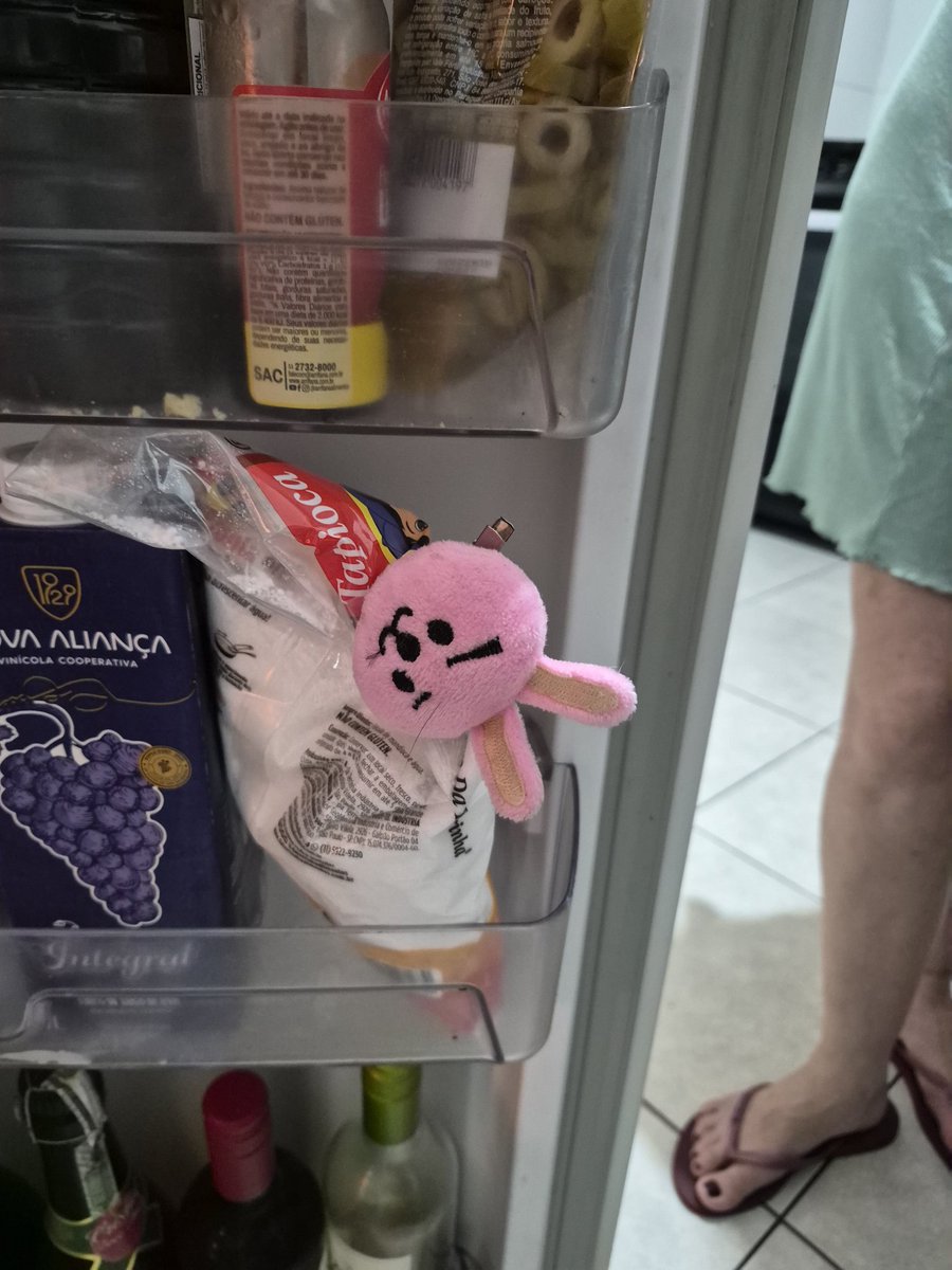 hyyh9793's tweet image. abri a geladeira e o jungkook tampando a tapioca vsf KKKKKKKKK