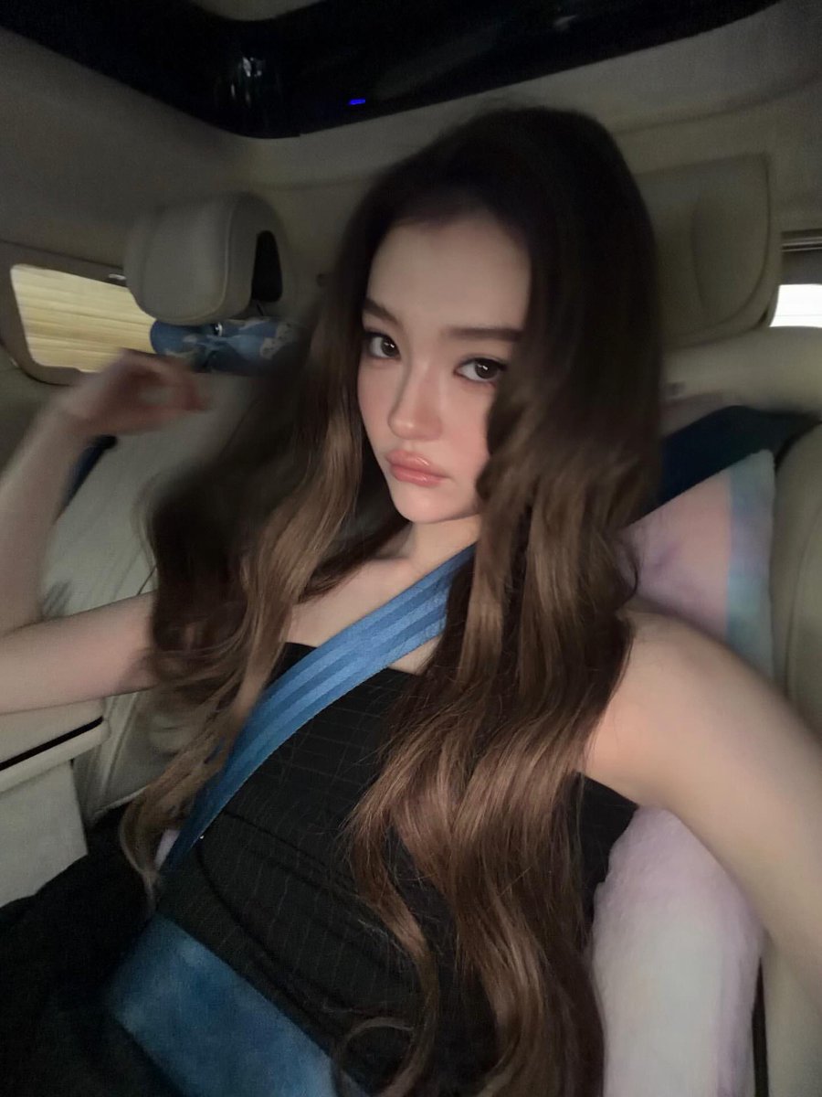 ellarated tweet media