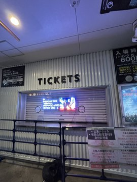 Bz_Offic_Staff's tweet photo. B'zのゲリラライブ行ったけど、1500人の収容人数だからかなり近くで観れてほんとにやばかった!
#Bz
#情熱GIGS
#Sendai https://t.co/09EvcL6NKG