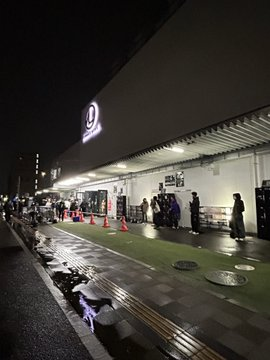 Bz_Offic_Staff's tweet photo. B'zのゲリラライブ行ったけど、1500人の収容人数だからかなり近くで観れてほんとにやばかった!
#Bz
#情熱GIGS
#Sendai https://t.co/09EvcL6NKG
