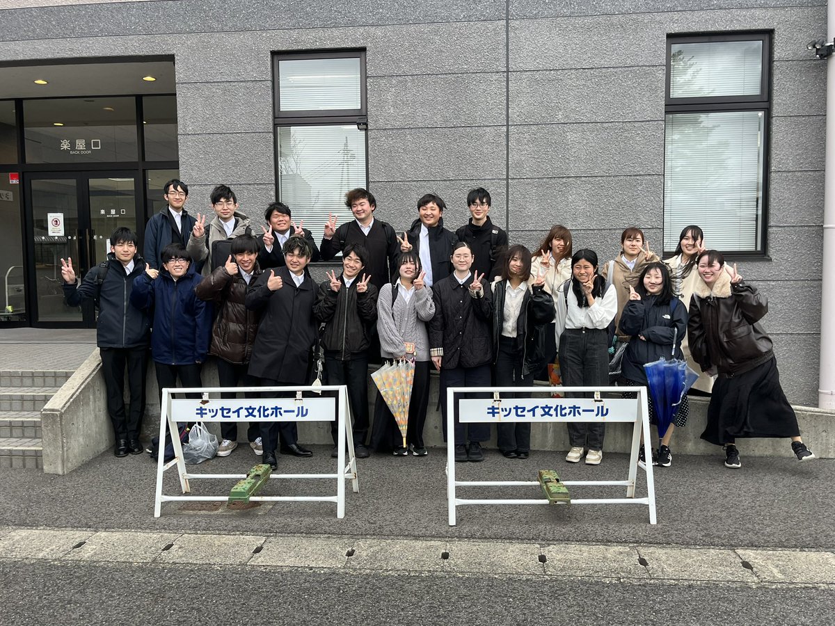 shindai_konsei's tweet photo. 【ご入学おめでとうございます🌸】
こんばんは🌕信大混声です🔥

本日は信州大学の入学式で大学歌を歌わせていただきました🎵🎊
キラキラ新一年生のみなさん✨
素敵な大学生活にしてくださいね！

信大混声では、新入団員募集中🙌
ぜひぜひ新歓ガイダンスにおこしください https://t.co/5uveFVAnRo