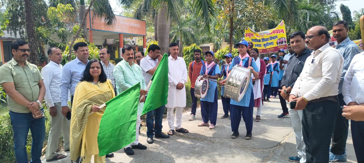 dm_kushinagar's tweet photo. मा० मुख्यमंत्री जी द्वारा आज स्कूल चलो अभियान 2026-27 का शुभारंभ कंपोजिट विद्यालय शिवपुर, वाराणसी में किया गया,जिसका सजीव प्रसारण विकास भवन सभागार में मा० सांसद विजय कुमार दुबे एवं मा० विधायक रामकोला,विनय प्रकाश गोंड की गरिमामय उपस्थिति में किया गया।इस अवसर सभी ने संकल्प लिया—कोई भी बच्चा शिक्षा से वंचित नहीं रहेगा।
        इसके साथ ही सांस्कृतिक कार्यक्रम, पुस्तक वितरण, सम्मान समारोह एवं जागरूकता रैली के माध्यम से शिक्षा के प्रति जन-जागरूकता का सशक्त संदेश दिया गया। मुख्य विकास अधिकारी सुश्री बंदिता श्रीवास्तव, जिला बेसिक शिक्षा अधिकारी,जिला विद्यालय निरीक्षक सहित अन्य अधिकारी एवं शिक्षक उपस्थित थे।
