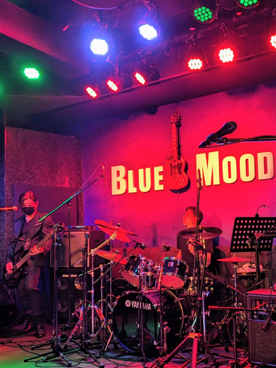 GIRAbaGIRA's tweet image. 本日はこちらBLUE MOODへ
仲良くして頂いている知り合いのバンド幻の華(BUCK-TICKコピー)さんの初ライブで応援しに行ってきましたー🙌
BLUE MOODの雰囲気に合った選曲でとても楽しめました♪♫
#BUCK-TICK
#BLUEMOOD