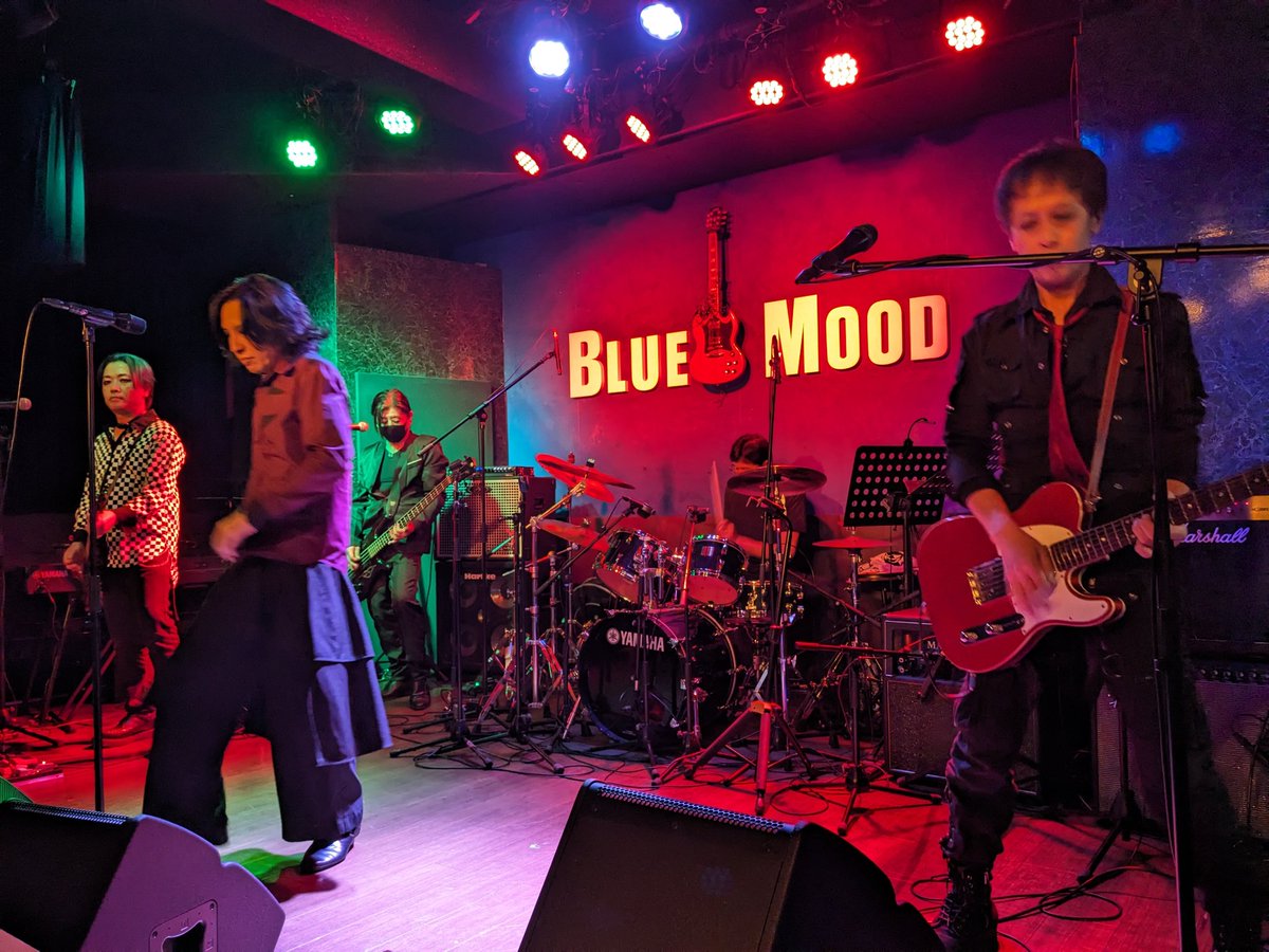 GIRAbaGIRA's tweet image. 本日はこちらBLUE MOODへ
仲良くして頂いている知り合いのバンド幻の華(BUCK-TICKコピー)さんの初ライブで応援しに行ってきましたー🙌
BLUE MOODの雰囲気に合った選曲でとても楽しめました♪♫
#BUCK-TICK
#BLUEMOOD