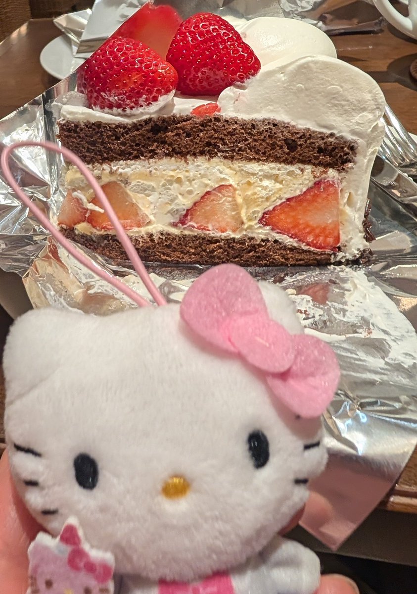 昨日は仕事の後、有楽町でご飯～
私の誕生日が仕事だからと友達がお祝いしてくれた～✨
パスタとケーキ🍰でひと足早い誕生日会！かわいいプレゼントももらって嬉しかった～
キティちゃんは、昨日買ったもの☆