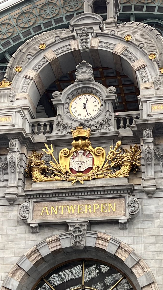 PetrMader73's tweet photo. Bahnzeit Antwerpen Centraal #bahnzeit @SNCB Fakt nekecal @jaroslavrudis je to katedrála. https://t.co/vse1jeg6Aq