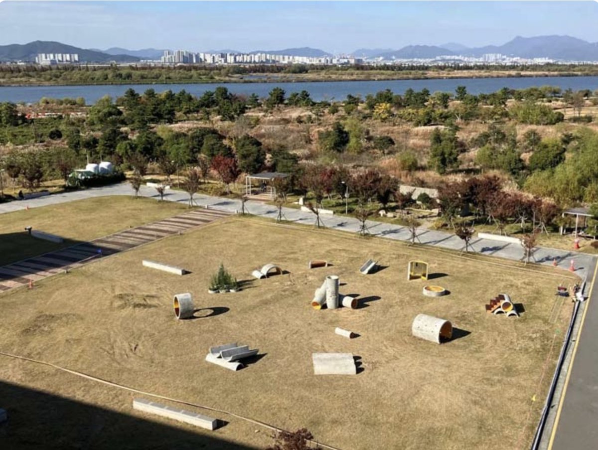 Wolf_R's tweet photo. https://t.co/4ibyLRAiQN
Ein #Spielplatz mit Spielgeräten nur aus recyceltem Beton in Süd-Korea.
Neue Ideen könnten auch unseren Spielgeräten gut tun.
Ich würde gerne wissen, wie der Spielplatz von Kindern angenommen wird.
Bei uns kenne ich nur große Betonröhren, welche für Tunnel genutzt werden.