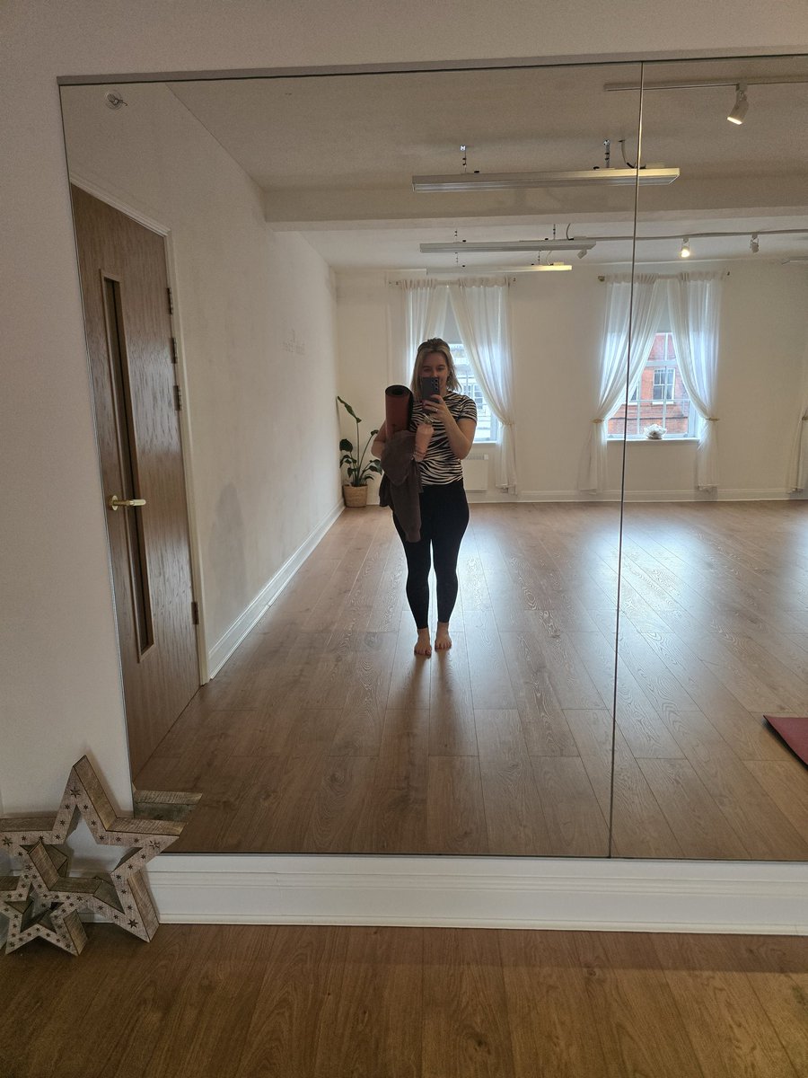 BexsMayne's tweet image. Good Morning beautiful people! 

Hows everyone feeling after yesterday's result? 

Maybe one too many wines here, so balanced it out with a bit of early morning yoga! 
 
Have a great Saturday and Happy Saturday 💫 

2 sleeps! Miiiiiiiiiiii 
💙🦁💙
#millwall #yoga #Saturday