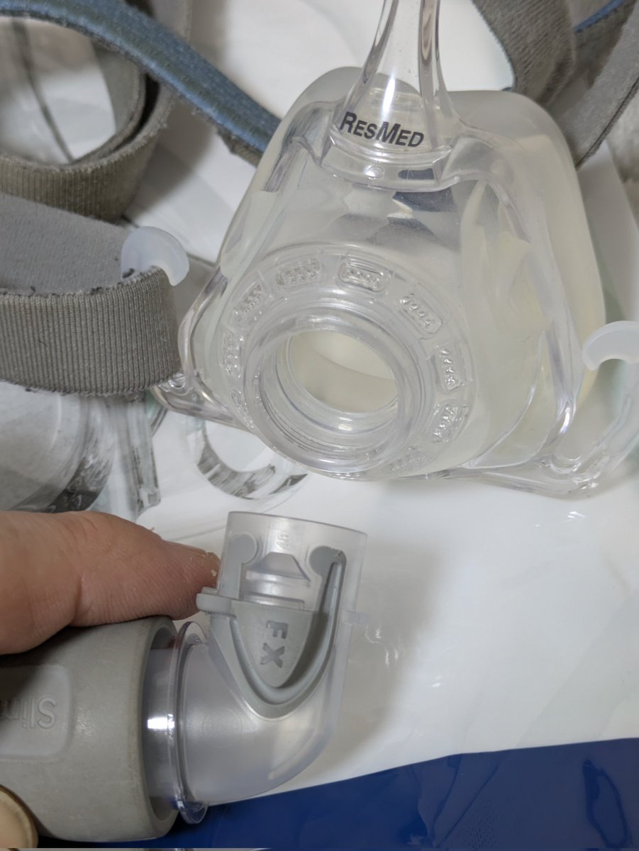 HID_pmx003theo's tweet image. 前回診察時に「CPAPの新型マスクが出来たんですけど次の交換時に試してみますか？」と言われたのでお願いしてたのが今日届いたんだが、ホース基部のエルボが一軸可動だった旧型(2枚目)からボールジョイント(3枚目)になり可動範囲拡大したのめちゃくちゃ熱い
#CPAP