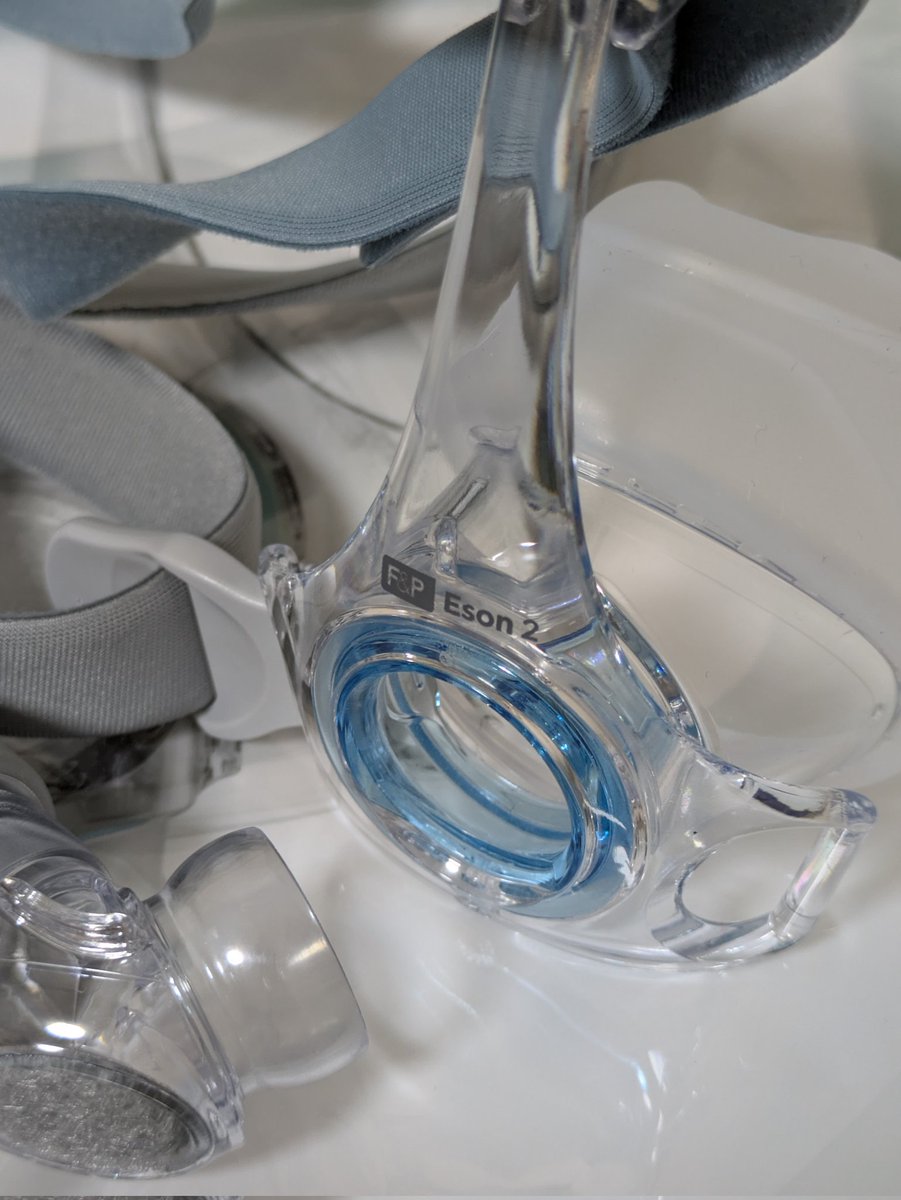 HID_pmx003theo's tweet image. 前回診察時に「CPAPの新型マスクが出来たんですけど次の交換時に試してみますか？」と言われたのでお願いしてたのが今日届いたんだが、ホース基部のエルボが一軸可動だった旧型(2枚目)からボールジョイント(3枚目)になり可動範囲拡大したのめちゃくちゃ熱い
#CPAP