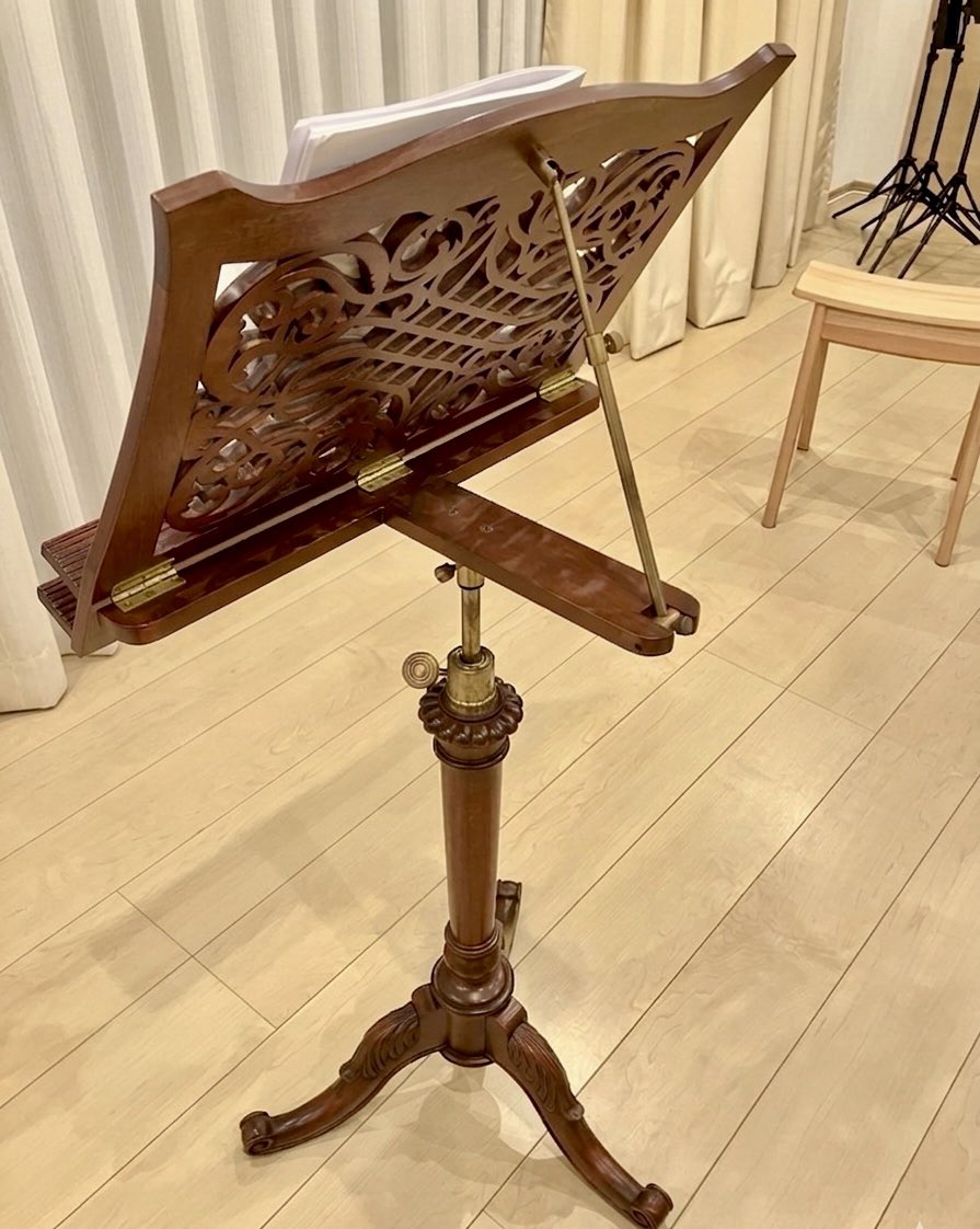 リハーサルでお邪魔したお宅の、素敵な譜面台😍特注だそうです❣️高さも角度も自由自在で安定感があるのは勿論ですが、この模様♥️✨楽譜置くの勿体無い😆