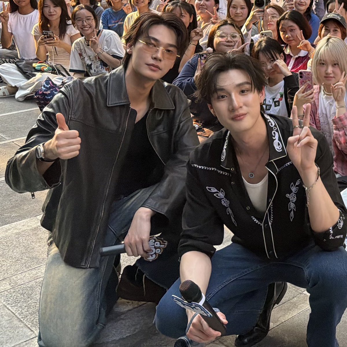 teedewy's tweet image. ini dew yang makin gede atau emang kecil gini? 😭🤏🏻

DEW TEE X MR KILL BEGINS
#GMMTVFANIVAL2026XDewTee