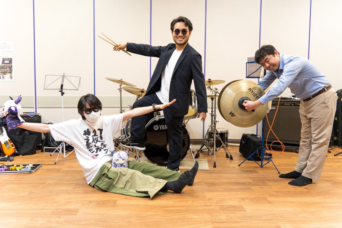 HoloFansBand's tweet photo. #ホロプレEXPO まで「あと７日」

本日から！本番までのカウントダウン投稿！！トップバッターは我々、打楽器パート🥁
おや…？なんと彼らは思い思いの「7」を体で表してくれているようです。そんな豊かな表現力を生かした演奏を、ぜひお楽しみに！
#ホロリスオーケストラ https://t.co/YKiflfk0ev