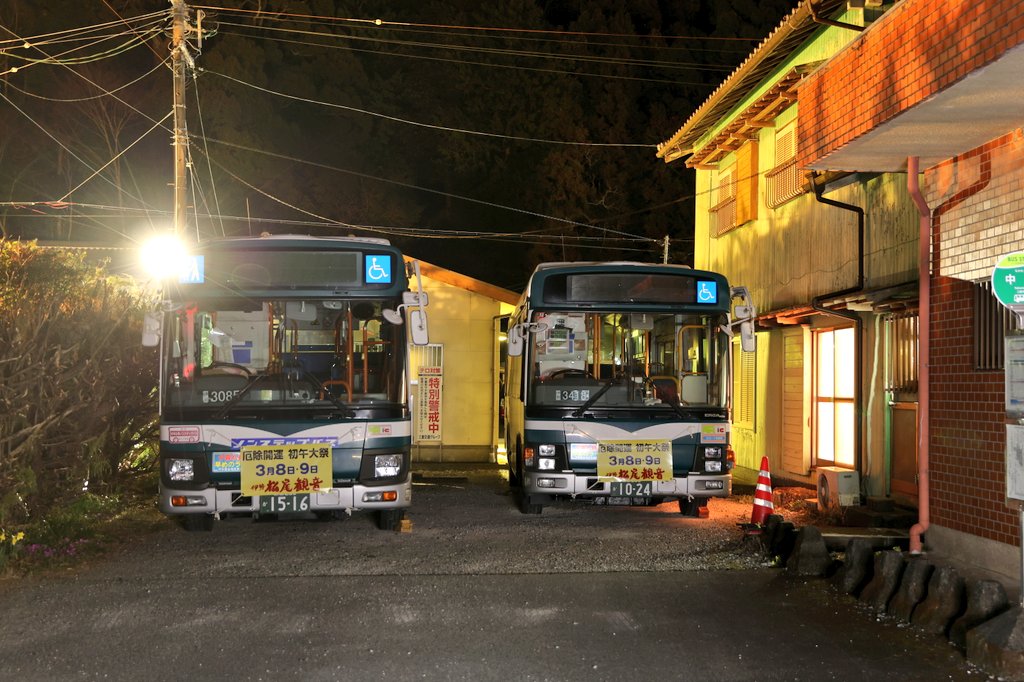 max3056F's tweet photo. 三重交通　中村車庫
@三重県度会郡度会町南中村
度会町から南島へ抜ける峠の手前の車庫。民家の庭のようなスペースに2台が泊まります。
撮影:2026/3 https://t.co/nWEDCGimPt