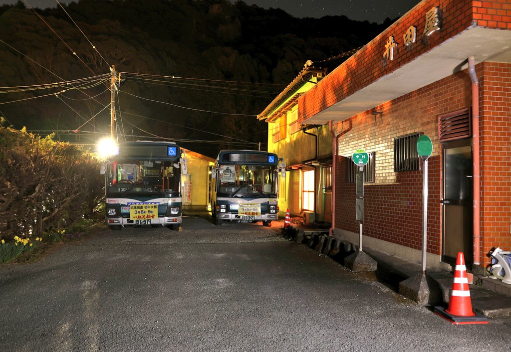 max3056F's tweet photo. 三重交通　中村車庫
@三重県度会郡度会町南中村
度会町から南島へ抜ける峠の手前の車庫。民家の庭のようなスペースに2台が泊まります。
撮影:2026/3 https://t.co/nWEDCGimPt