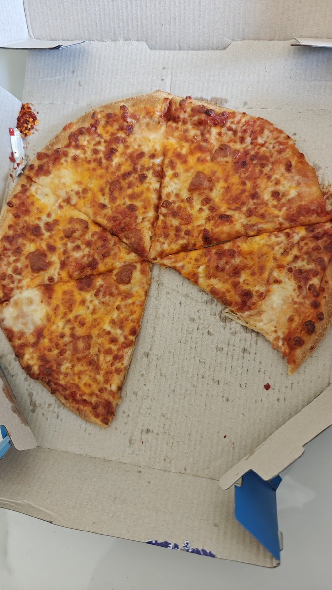 kpshah_92's tweet photo. @dominos_india see images. According to your team, pizza I received is same as that on the screenshot even if it tastes like Margherita. https://t.co/66vWhiwon9