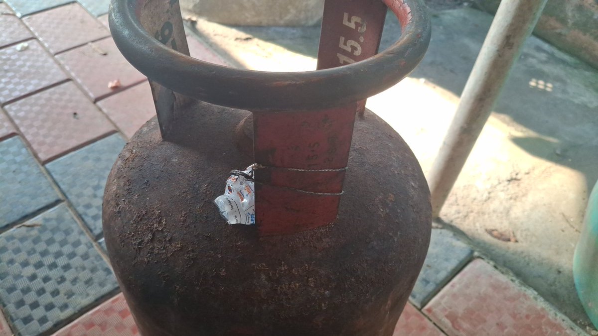 KxPinto's tweet photo. @indanegasonline @indane_gas  Indane Alappuzha district of kerala 
Is this safe?? Cylinder? Corroded dented on multiple parts https://t.co/5kpxaFTzDn