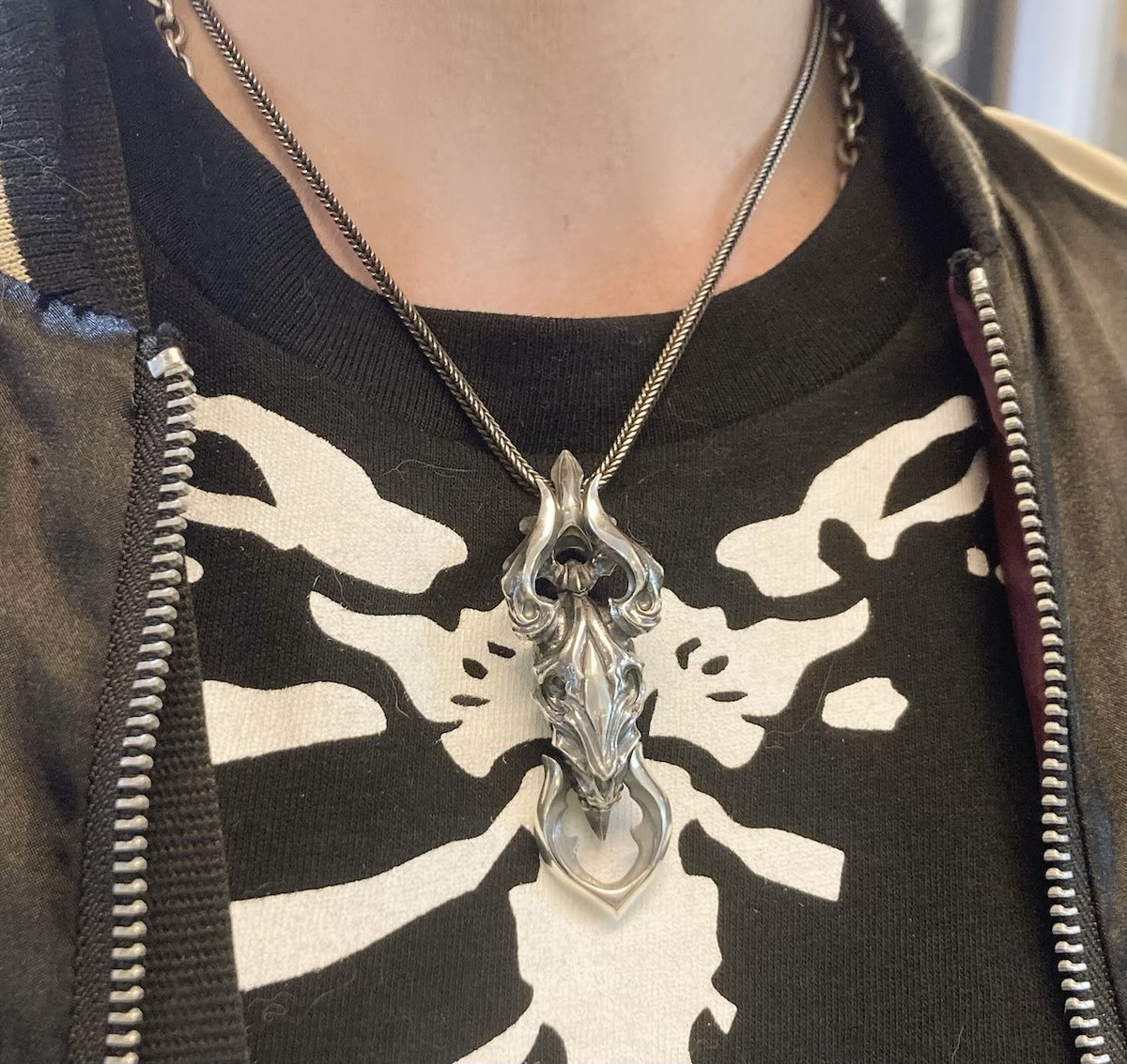 ginyamatsumoto's tweet photo. .
✨GLAM SCALE✨
圧倒的存在感のメカニカルなリング💍と
バフォメットスカルペンダント☠️をお迎え🙌
ゴツっとシルバーの重厚感溢れるコーディネート🥹
ナイスセンスです👏お兄さんいつもありがとうございます〜🙋♀️
#GINYAPLUS松本 #GLAMSCALE #アクセサリー #accessory #silver925 https://t.co/QkSjnE5jWn