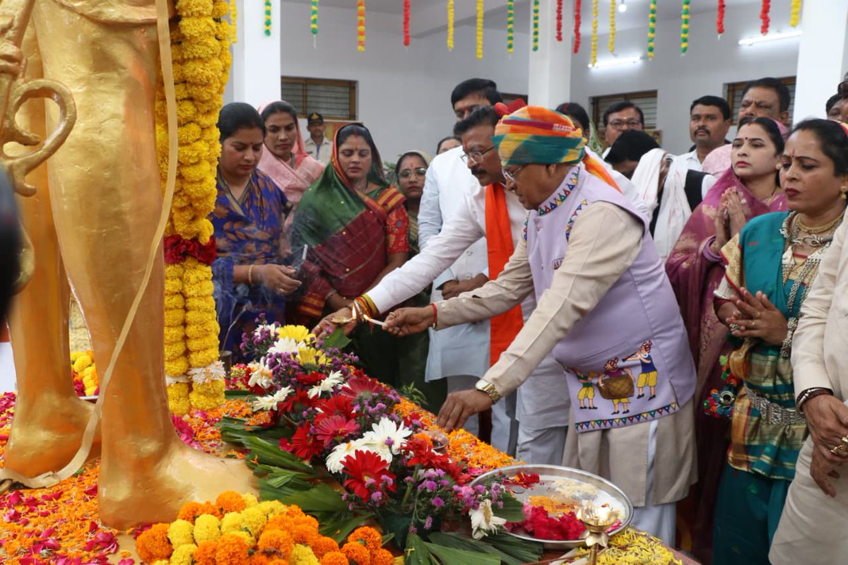 projskhandwa's tweet image. ✅ राज्यपाल श्री  ने जननायक टंट्या भील के स्मारक पर श्रद्धासुमन अर्पित किए

✅ स्वतंत्रता संग्राम में आदिवासी जननायकों का है अविस्मरणीय योगदान

✅ शासकीय योजनाओं के तहत ग्रामीणों को हितलाभ वितरण किया

Read More : facebook.com/share/p/1J3XHx…

@JansamparkMP 
@mpurbandeptt 
#khandwa