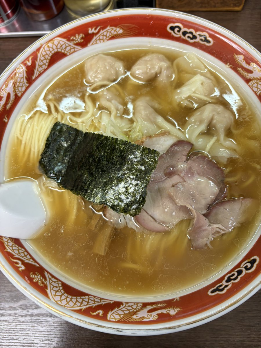 tamiya_eatlog's tweet photo. 支那ソバ かづ屋(目黒駅)を訪問。
豚鶏×節×昆布の滋味深いスープはどこか懐かしく、安定の旨さでつい完飲。しなやかな自家製細麺も好相性。肉あんぎっしりのワンタンは必食レベル。ルーロウ飯とキャベツ漬も大正解で満足度高し。地域に愛される名店。
#ワンタンメン大盛Bセット https://t.co/DBNQM6NT21