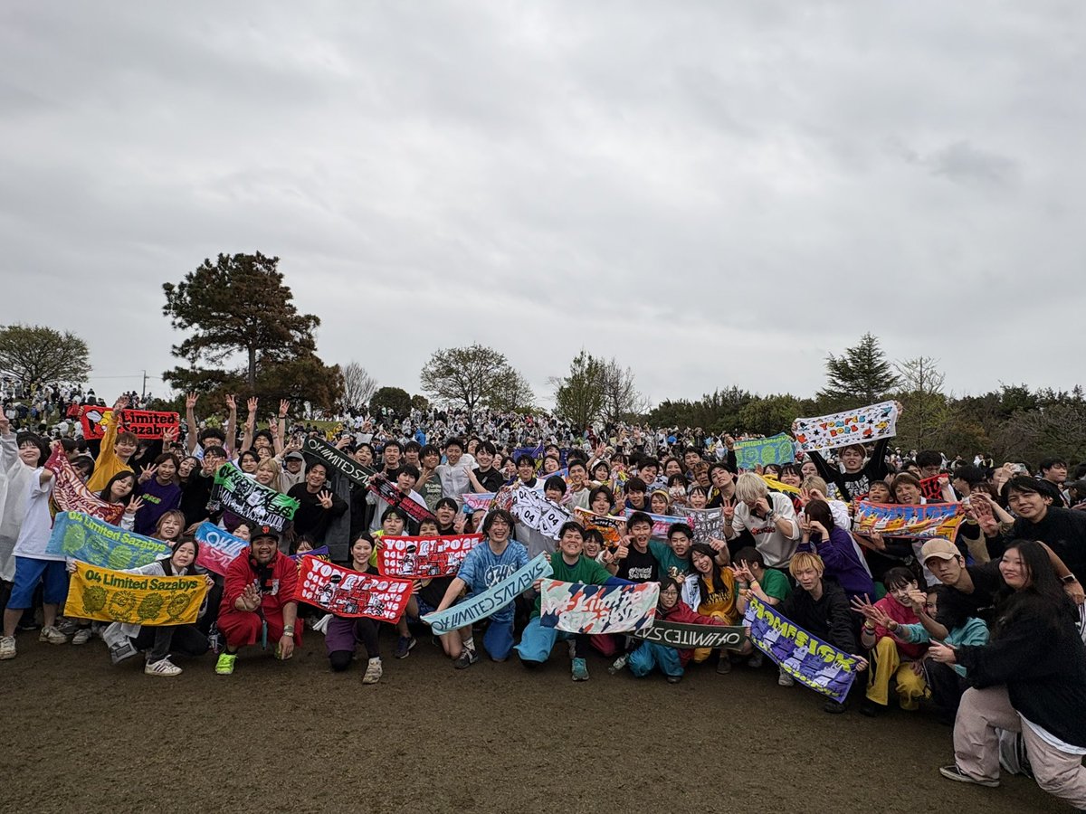 ROCK_WARS_EP69's tweet photo. フリーライブ "HOMESICK"
PA右のサークル集合写真です！
セトリが最高すぎた😇
ホント楽しかった😊
雨も途中止んでよかった！
ありがとうございました！！
#HOMESICK
#豊橋
#04LimitedSazabys
#フォーリミ 
#フォーリミサークル https://t.co/EdCAB77yUA