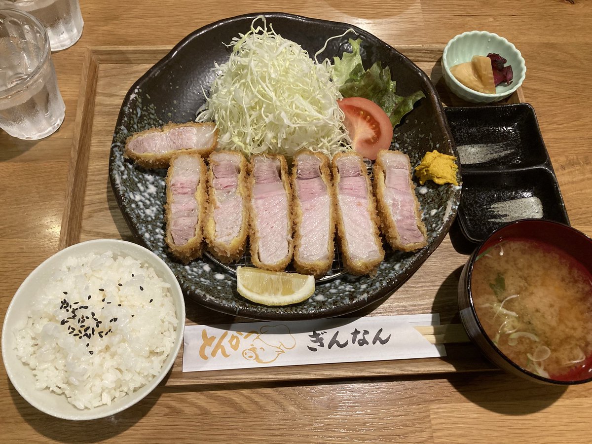 SPADA525GAD's tweet photo. 宇都宮市　とんかつぎんなん

子供からのリクエストでぎんなんへ

今回は前回売り切れだった😢
特リブロース定食を注文！！

やっぱりうまいですね😋
薄い衣に肉！肉汁！肉！
脂が美味くてごはんが足りん😆
250gだけど、もっと食べたい🤤
選べるのはバニラアイス🍨にした！

ごちそうさまでした🙏 https://t.co/NifYpGUQhG