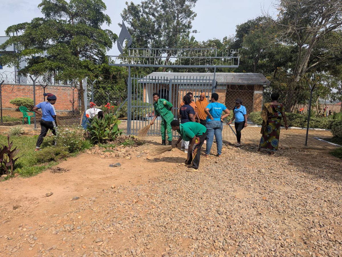BugeseraWomen's tweet photo. Kuri uyu wa Gatandatu, abagize  Urugaga rw'Abagore rushamikiye kuri RPF-Inkotanyi muri #Bugesera, bakoze umuganda udasanzwe ku Rwibutso rwa Jenoside rwa Gashora, banaremera Umurerwa Martha warokotse Jenoside. 
Hibukijwe kwitegura #Kwibuka32 Jenoside yakorewe Abatutsi mu 1994. https://t.co/Rr78w5pcio
