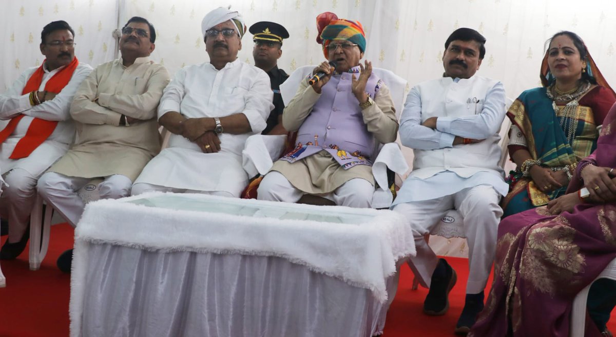 projskhandwa's tweet image. ✅ राज्यपाल श्री पटेल ने जिला प्रशासन के नवाचार की सराहना की

✅ विद्यार्थियों से किया संवाद, और बच्चों के साथ बैठकर किया भोजन

Read More : facebook.com/share/p/1DiY8P…

@CMMadhyaPradesh
@DrMohanYadav51
@GovernorMP 
@JansamparkMP 
@schooledump 
#khandwa