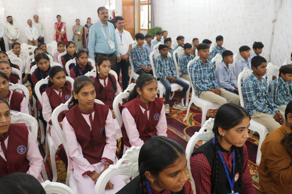 projskhandwa's tweet image. ✅ राज्यपाल श्री पटेल ने जिला प्रशासन के नवाचार की सराहना की

✅ विद्यार्थियों से किया संवाद, और बच्चों के साथ बैठकर किया भोजन

Read More : facebook.com/share/p/1DiY8P…

@CMMadhyaPradesh
@DrMohanYadav51
@GovernorMP 
@JansamparkMP 
@schooledump 
#khandwa