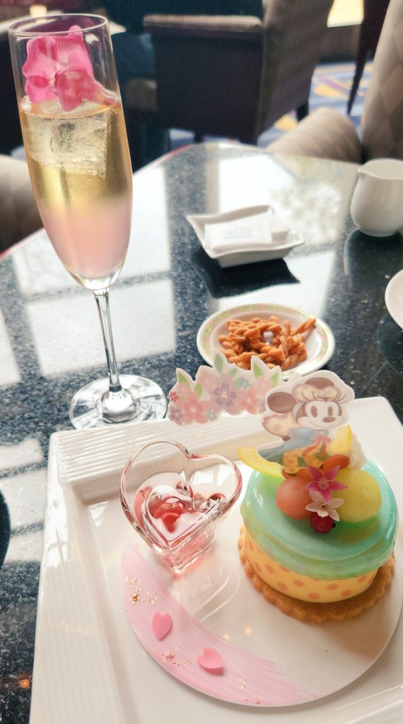 sakura07_0711's tweet photo. めちゃくちゃ久しぶりのハイピリオン。
はちみつが甘くて、美味しくて優雅なひとときでした。 https://t.co/MHkBPZmCaP