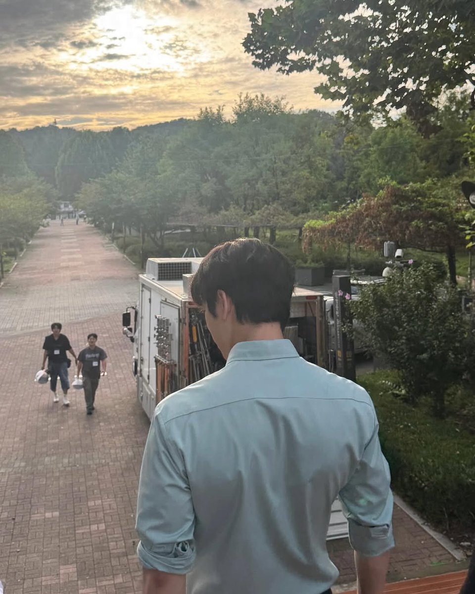 JINYOUNG. tweet media