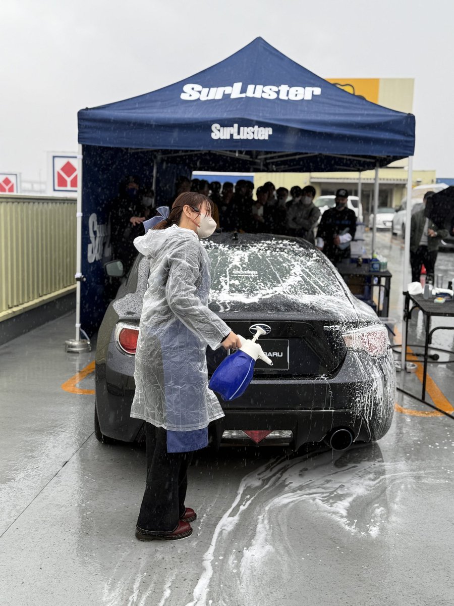 お足元が悪い中、『しーちゃんと一緒に学ぼう！シュアラスター洗車講習会』にお越しいただきありがとうございました！ご参加いただいた皆様、風邪を引かぬよう温かくしてお過ごしくださいませ🍵♨️
また皆様にお会いできるのを楽しみにしています！🚙✨(1枚目は固形ワックスのポーズのしーちゃんです🤭)