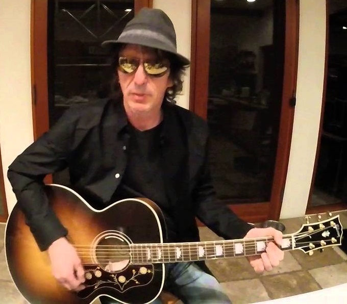 igormirandasite's tweet photo. Hoje, Izzy Stradlin faz 64 anos. O guitarrista foi um dos fundadores do Guns N’ Roses, integrando a banda até 1991. Após sua saída, deu início a uma carreira solo que seguiu produtiva até 2010.

Qual a sua música favorita do Guns N’ Roses com Izzy Stradlin? https://t.co/wrToer3LGa