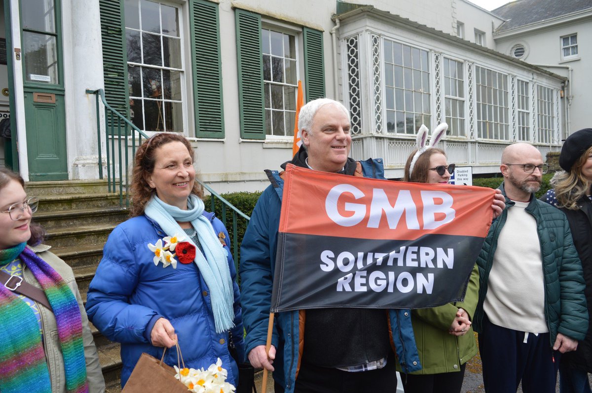 strike_map's tweet image. Unsurprisingly, @hedleyswain's (CEO) pay and benefits are not affected by these changes and continues to earn £90,000-£100,000 a year.

More here: gmb-southern.org.uk/brighton-pavil…

Shame on @BrightonHoveCC, Shame on Hedley Swain.

#StrikeMap #Brighton #PicketLine