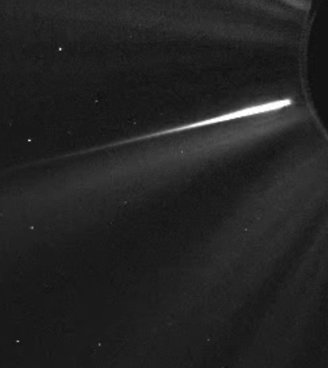 Soc_AstroCaribe's tweet image. Cometa C/2026 A1 (MAPS) en la mañana del sábado 4 de abril, faltando solo 4.5 horas para el perihelio (max. acercamiento al Sol). #MAPS es un cometa rasante Kreutz y pudiera ser un fragmento de otro visto y documentado hace varios siglos, en el año 363 ! 
📷NOAA/Goes-19/CCOR-1