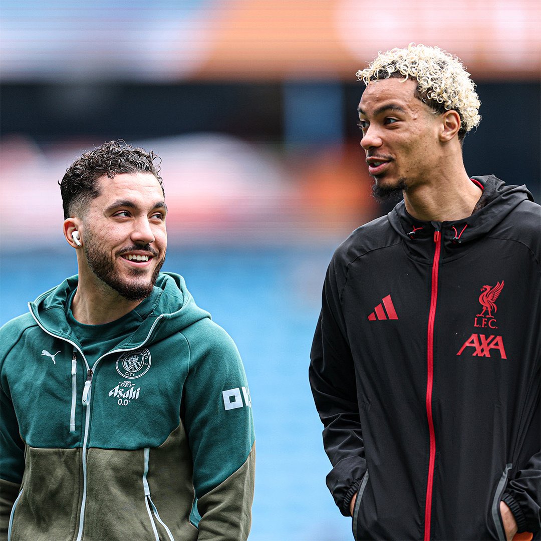 نجما فرنسا هوغو إيكيتيكي وريان شرقي معًا قبل بداية المباراة. 🇫🇷✨🤝