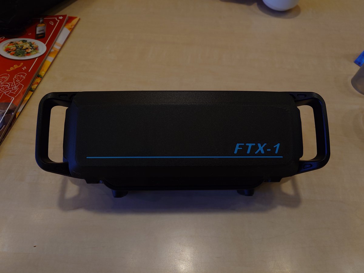 ktm250gs's tweet photo. AKC仲間の「のびぞう工房」さんにFTX-1のプロテクションガードSPG-1用に移動用カバーを作ってもらった。上は上面のスイッチ類をカバー。下側も含めてLCD、ツマミ類をカバー。赤色バージョンもあり。移動運用ではFTX-1のベースとしても使える、一石二鳥。BNCコネクターのとこも空間あり。 https://t.co/wQBI8DOeMM