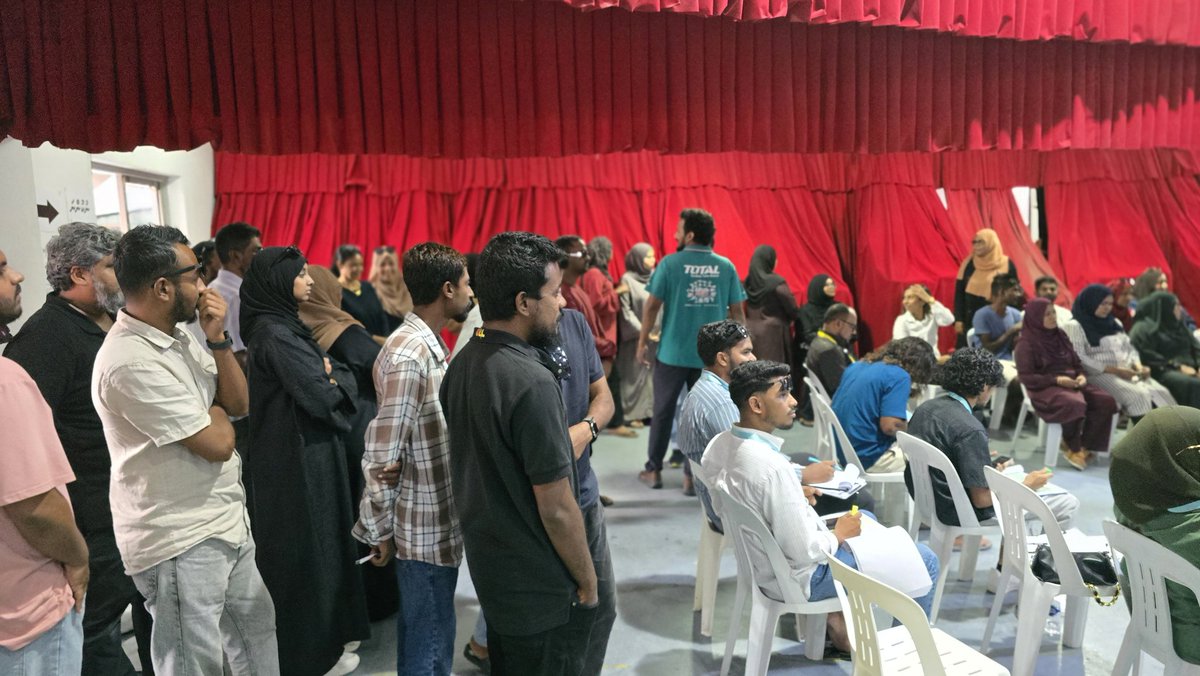 DhivehiChannel's tweet photo. ހޫނުގަދަކަމުންނާއި، ކިޔުތައް ދިގުކަމުން، ވޯޓުލާ ގަޑި 17:00 އަށް އިތުރުކޮށްފި. އީސީން ވަނީ މިކަން ދިވެހިޗެނަލަށް ކަށަވަރުކޮށްދެއްވާފައި. https://t.co/yfLifTxgfJ