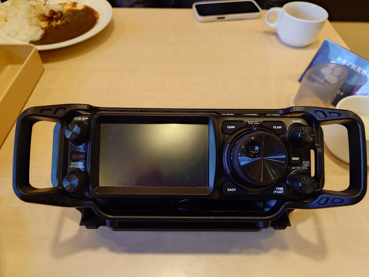 ktm250gs's tweet photo. AKC仲間の「のびぞう工房」さんにFTX-1のプロテクションガードSPG-1用に移動用カバーを作ってもらった。上は上面のスイッチ類をカバー。下側も含めてLCD、ツマミ類をカバー。赤色バージョンもあり。移動運用ではFTX-1のベースとしても使える、一石二鳥。BNCコネクターのとこも空間あり。 https://t.co/wQBI8DOeMM