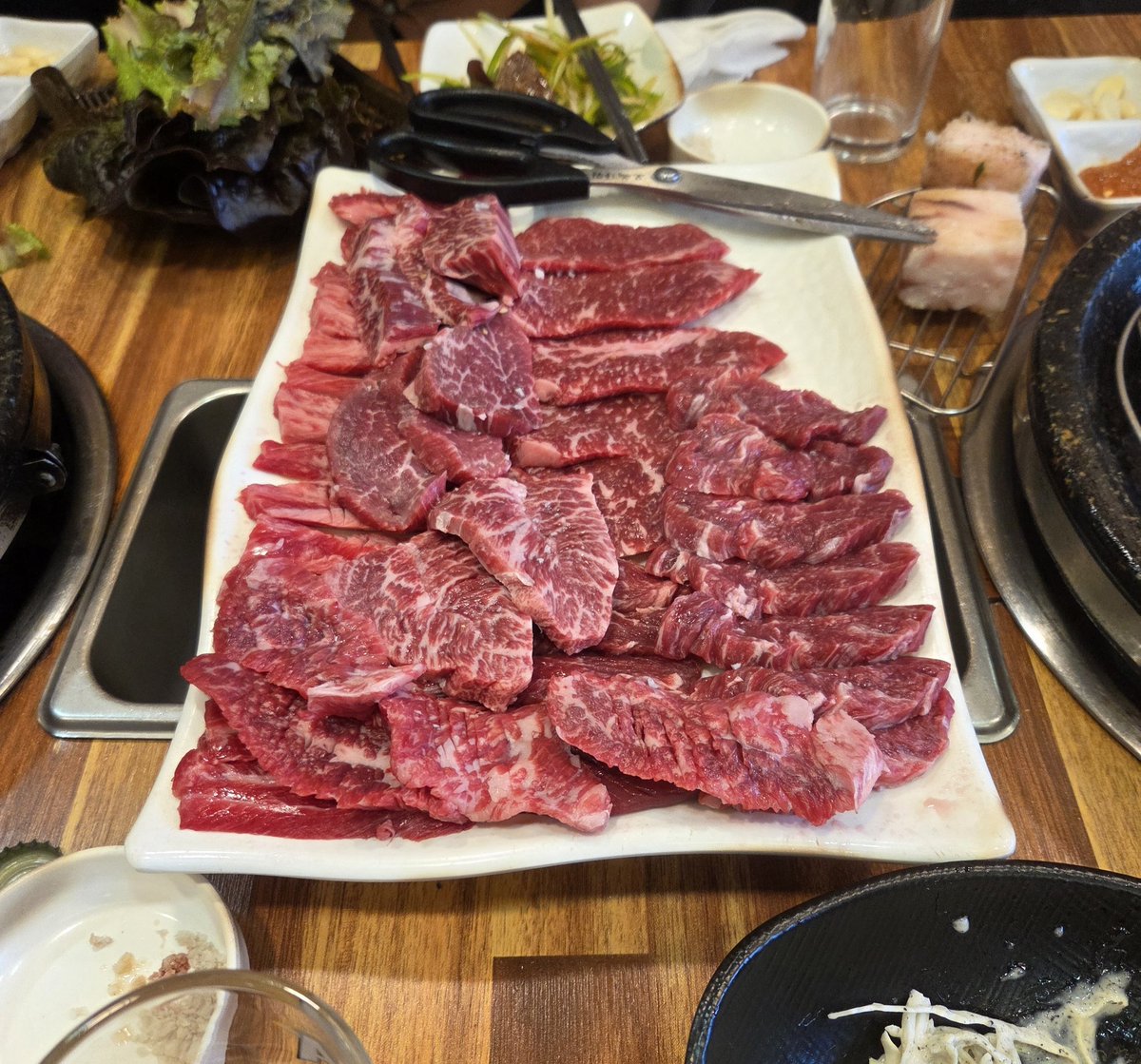 koi7758's tweet photo. 내일 생일이라 오늘 가족들이랑 소고기 머거따 28만원 나와따 너네 덕분에 멋있게 결제해따 고맙따..! https://t.co/3tOCptERZ0