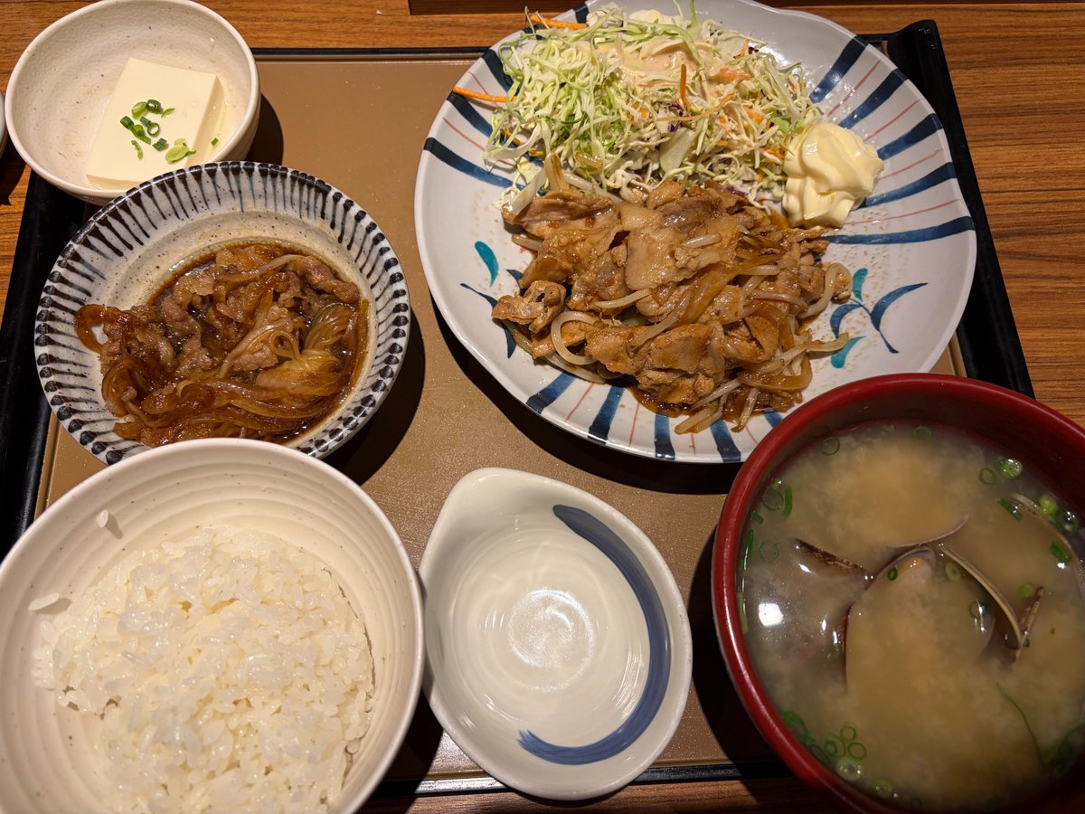FZseeharod's tweet photo. 今日の晩ごはん🍽️
香ばしい焼き肉にキャベツとマヨネーズ
冷ややっこやお漬物もあってバランスも良い感じ
ご飯と味噌汁でしっかり満足でした😋 https://t.co/xJDiWfskUM