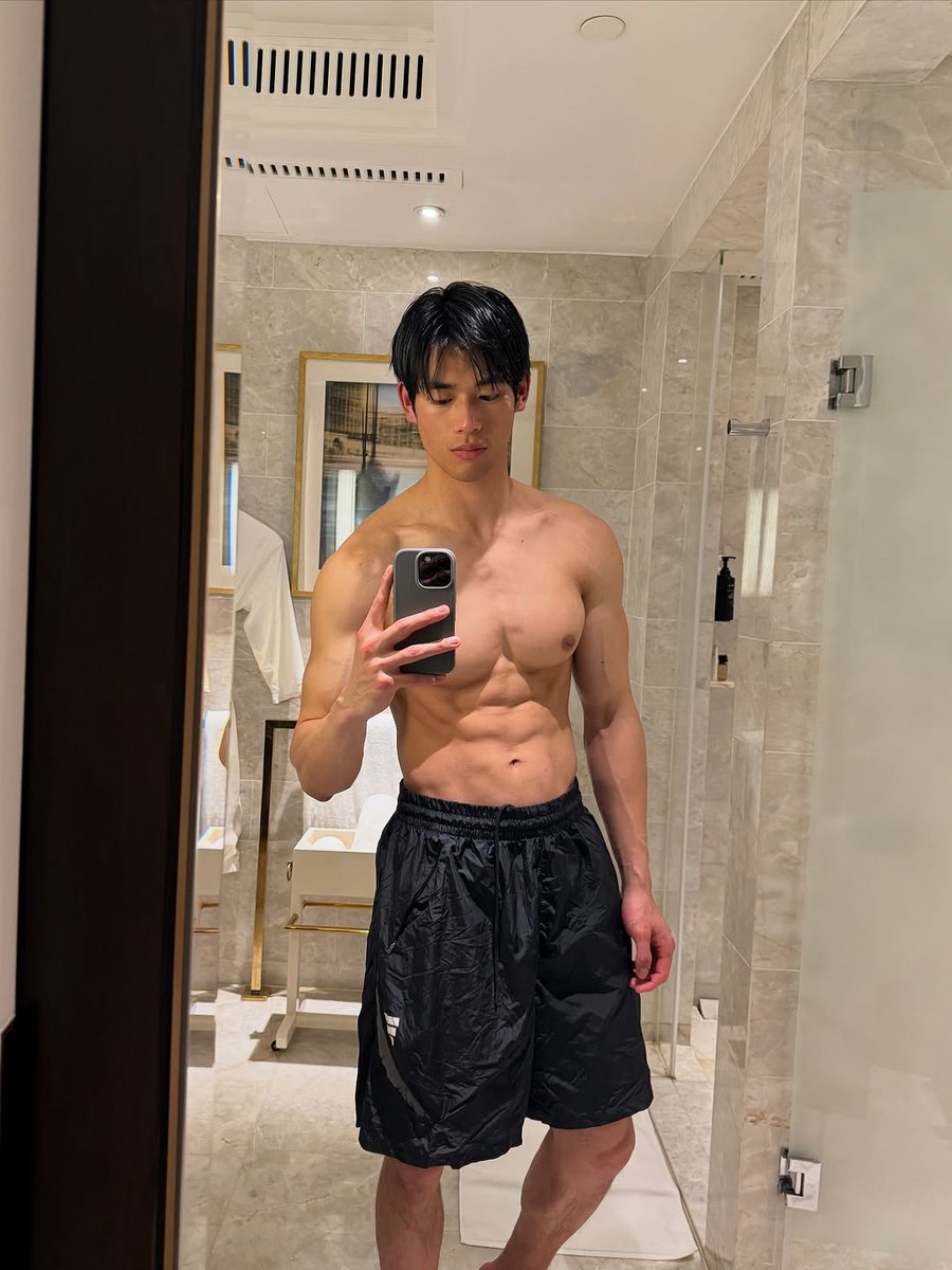 Yehao Get up!!! Yehao posted a new shirtless pictures
