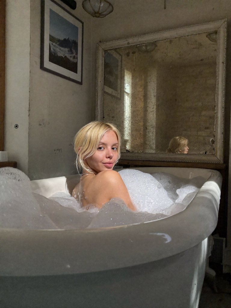 LeMoonie tweet media