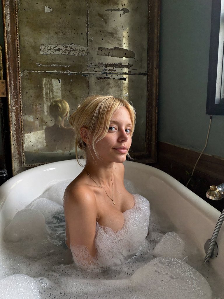 LeMoonie tweet media