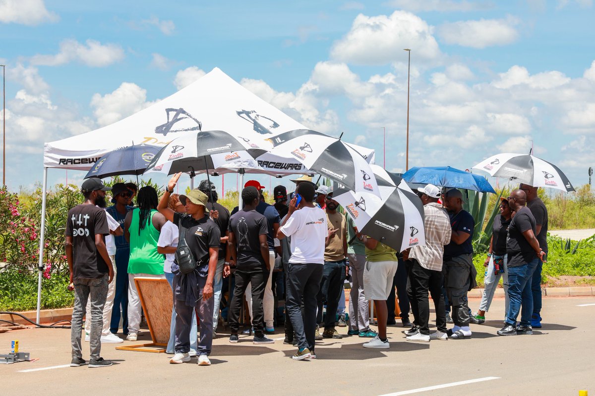 TechnopolisKE's tweet photo. Families, motorsport enthusiasts, innovators, creatives and industry stakeholders have gathered at Konza Technopolis for the first edition of #RaceWars! 

This experience is positioning the Smart City for what it stands for: A place to Live,  Innovate, Work & Play. 
#SiliconSavannah