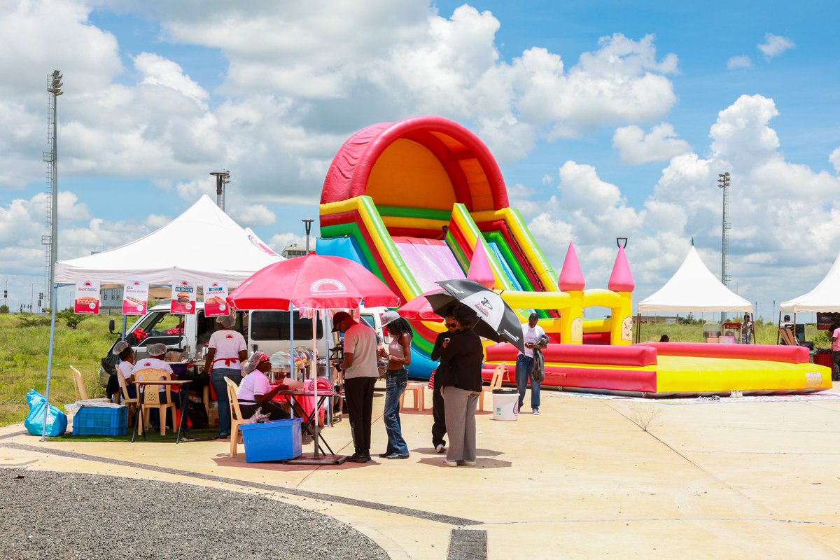 TechnopolisKE's tweet photo. Families, motorsport enthusiasts, innovators, creatives and industry stakeholders have gathered at Konza Technopolis for the first edition of #RaceWars! 

This experience is positioning the Smart City for what it stands for: A place to Live,  Innovate, Work & Play. 
#SiliconSavannah
