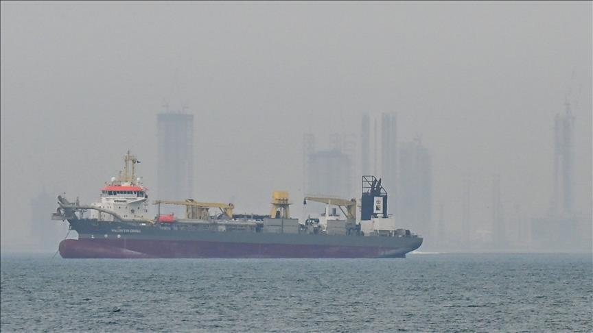 📍Hürmüz gerilimi, enerji dönüşümü politikalarını yeniden şekillendiriyor

🛢️Hürmüz Boğazı'nın fiilen kapanması sonucu oluşan arz kesintisi riski ham petrol fiyatlarını varil başına 100 doların üzerine yükseltti 

📈Savaşın başladığı 28 Şubat'tan bu yana dizel, jet yakıtı ve