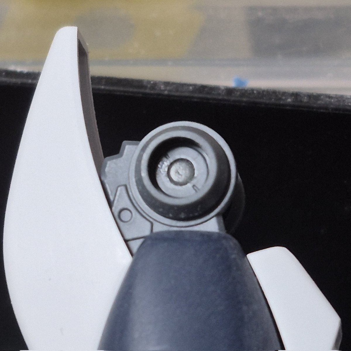 YMS_19B's tweet photo. EG νガンダムの膝関節にある穴

コトブキヤのP145ショートパイプに付属の2mm棒を差し込んでみました。 https://t.co/rtrOixgArZ
