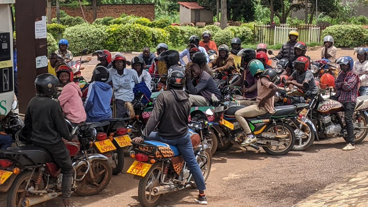 Radarnshya1's tweet photo. @GatsiboDistrict: Kuva ejo Abamotari baparitse  Moto nyuma yo kubura Essance , kuko ntawe uri kwemererwa kurenza litiro 1 ku munsi. Mu karere kose, Essance iri kuboneka gusa #Kabarore kandi  kuri Station zimwe na zimwe. 
Src: Radio Ishingiro https://t.co/q5k4YnG4jI