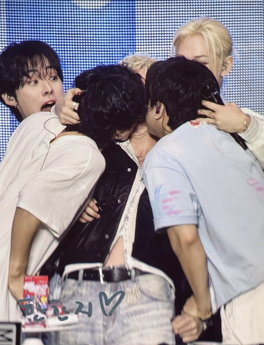 ari 🍓 tweet media